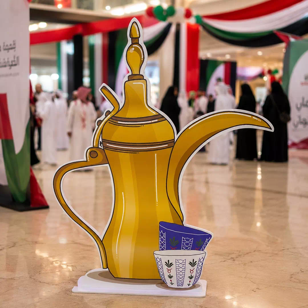 UAE Heritage Golden Dallah and Arabic Coffee Cups Freestanding Display - Image 2